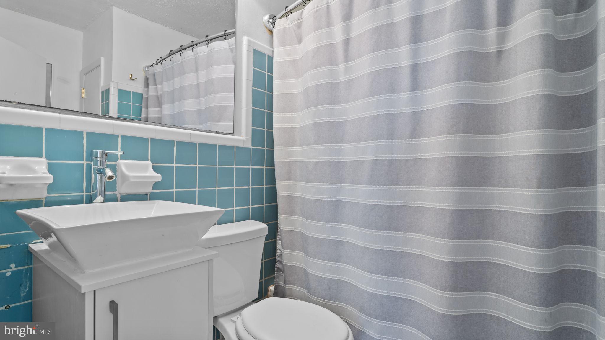 526 Palmer Road Conshohocken, PA 19428 - Photo 13 of 31 a bathroom with a sink toilet and shower