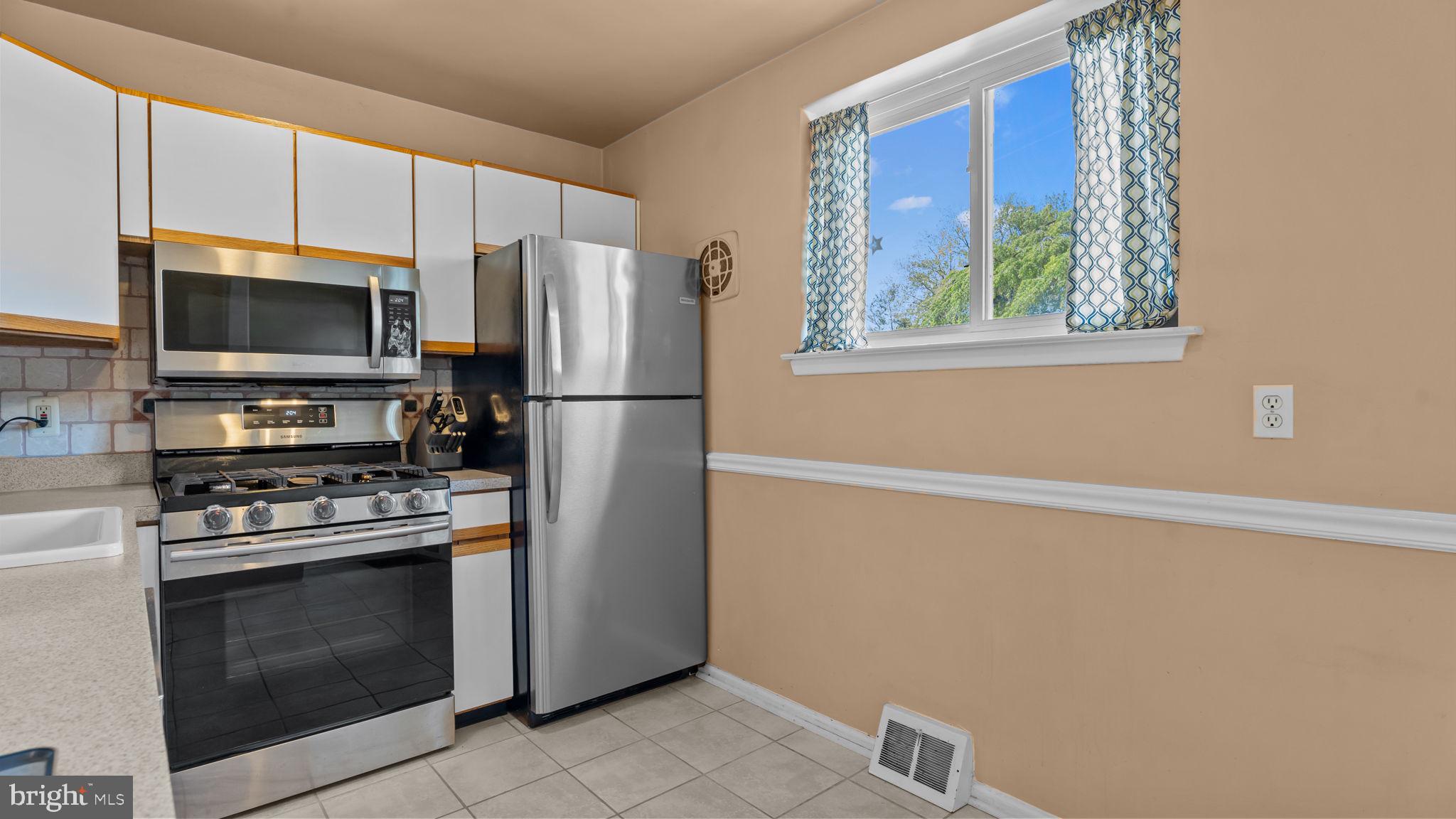 526 Palmer Road Conshohocken, PA 19428 - Photo 10 of 31 a kitchen with a stove a microwave and refrigerator