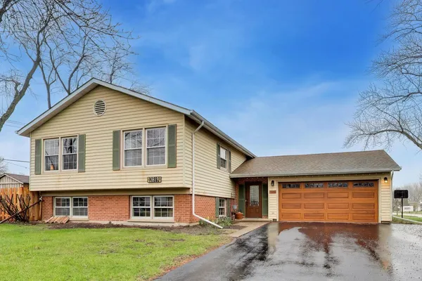 $550,000 | 2819 North Kennicott Avenue, Arlington Heights, IL 60004