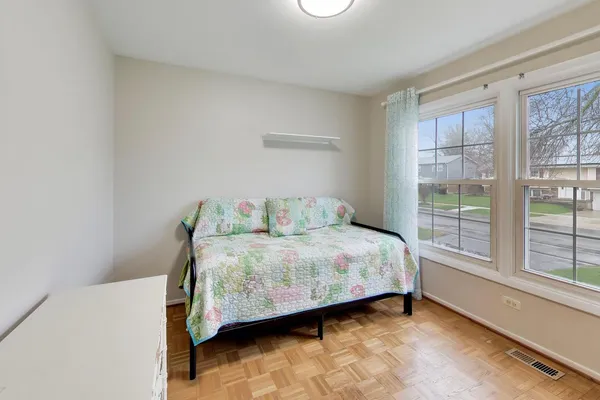 $550,000 | 2819 North Kennicott Avenue, Arlington Heights, IL 60004
