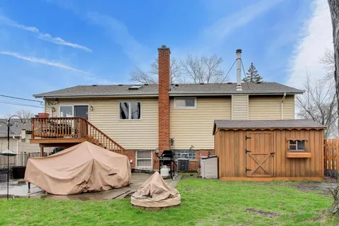 a view of a house with backyard