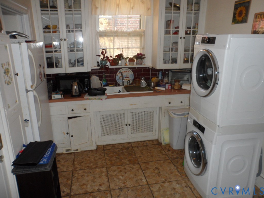 1716 Maple Shade Lane Richmond, VA 23227 - Photo 8 of 14 a utility room with sink dryer and washer