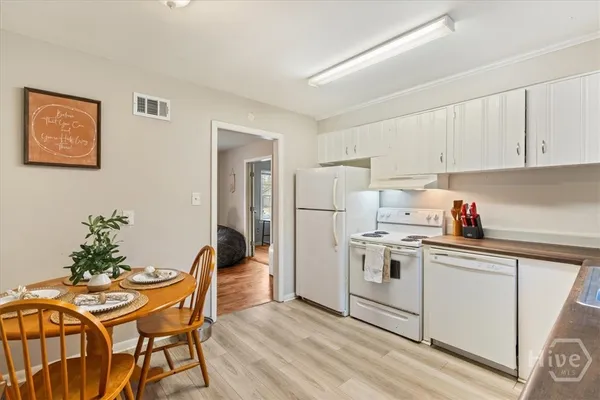 $2,600 | 325 Manor Drive, Savannah, GA 31404