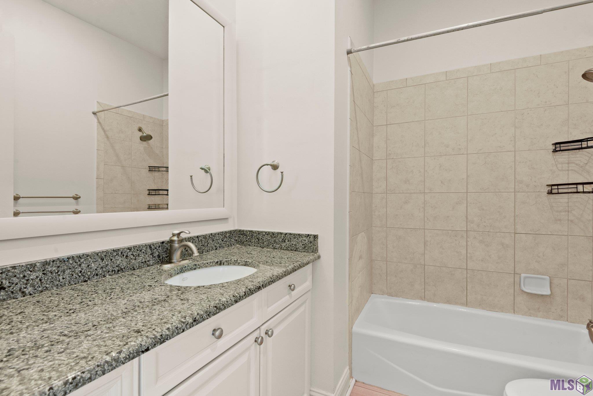 998 Stanford Avenue, Unit 211 Baton Rouge, LA 70808 - Photo 15 of 26 Guest Bath