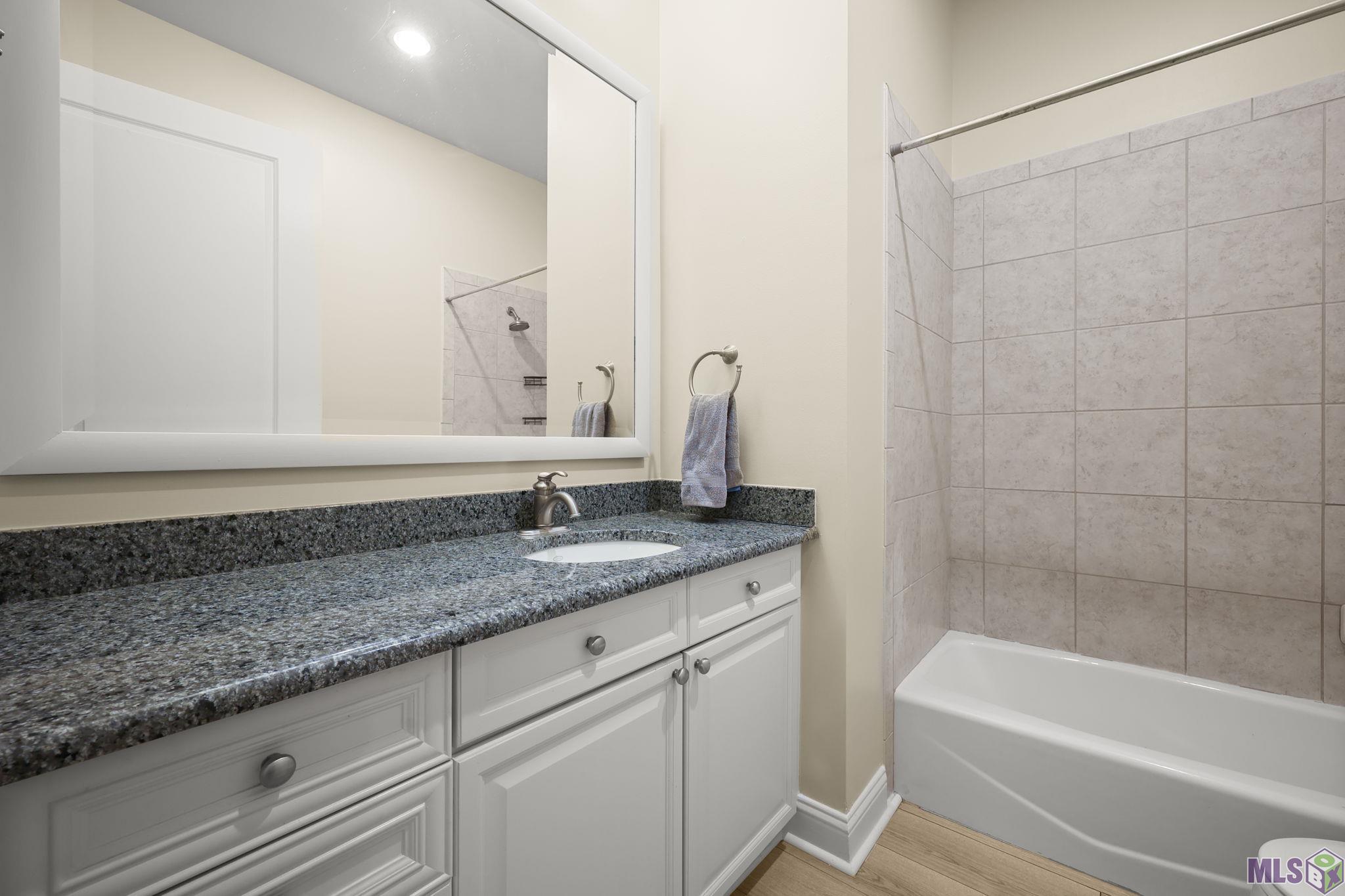 998 Stanford Avenue, Unit 211 Baton Rouge, LA 70808 - Photo 16 of 26 Guest Bathroom