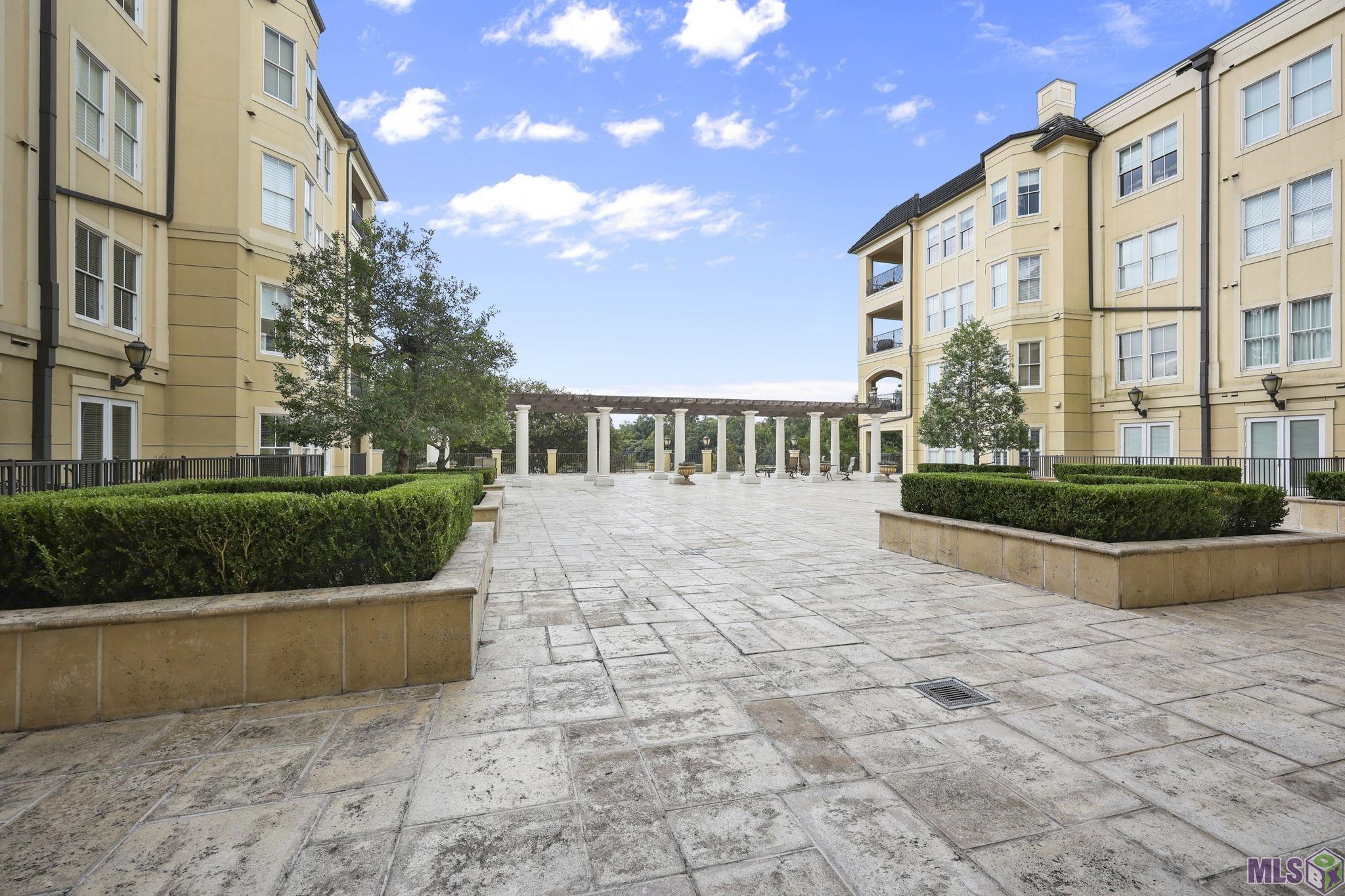 998 Stanford Avenue, Unit 211 Baton Rouge, LA 70808 - Photo 20 of 26 Courtyard