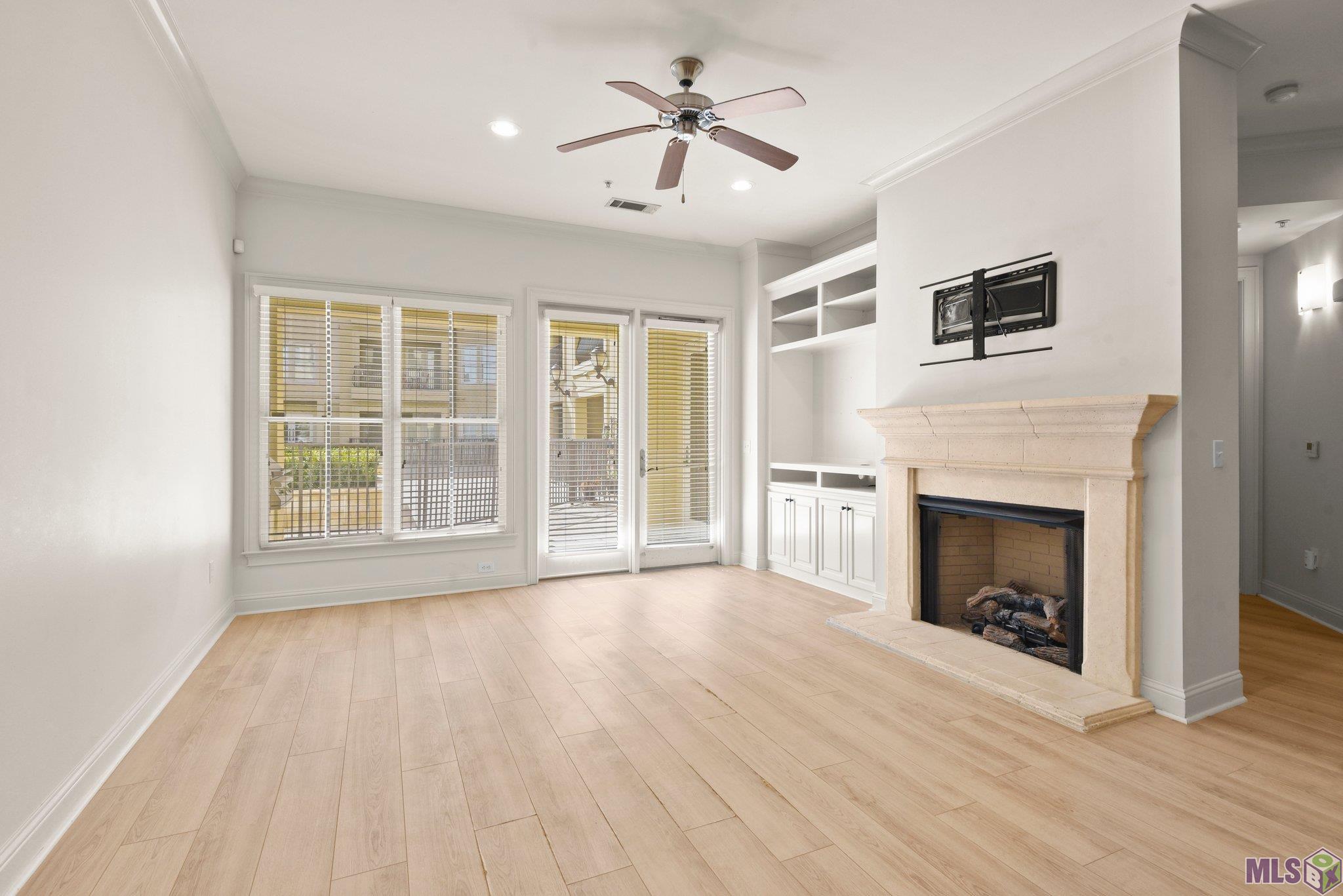 998 Stanford Avenue, Unit 211 Baton Rouge, LA 70808 - Photo 6 of 26 Living Room