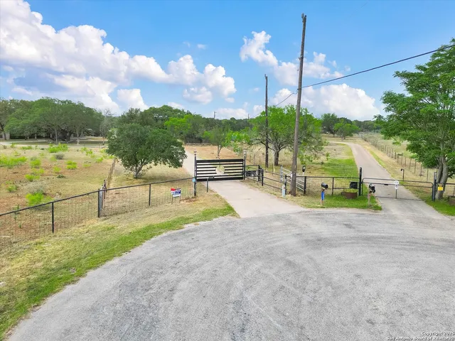 $1,160,000 | 13055 Tonne Drive East, New Braunfels, TX 78132