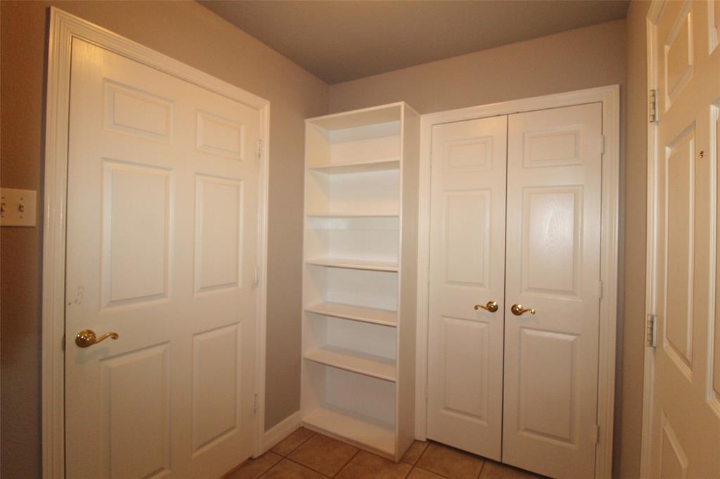 333 Blake Lane Midlothian, TX 76065 - Photo 20 of 25 a view of a closet