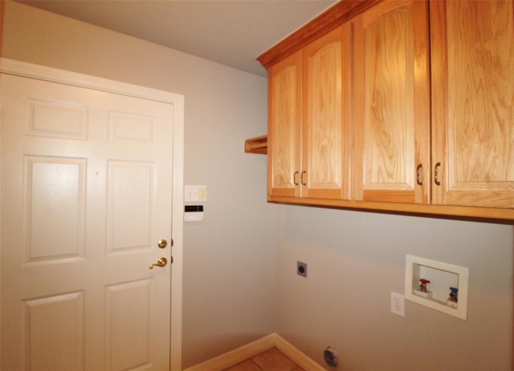 333 Blake Lane Midlothian, TX 76065 - Photo 21 of 25 a bathroom with a window and cabinet