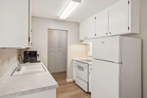 $144,500 | 4350 Brookside Court, Unit 114, Edina, MN 55436