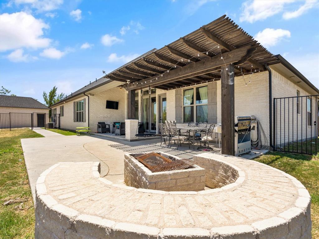 101 Trail Ridge Weatherford, TX 76087 - Photo 28 of 39 a view of a house with backyard
