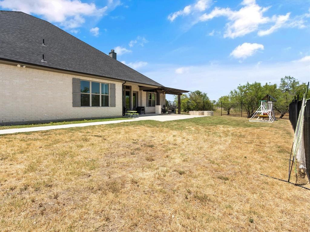 101 Trail Ridge Weatherford, TX 76087 - Photo 30 of 39 a backyard of a house