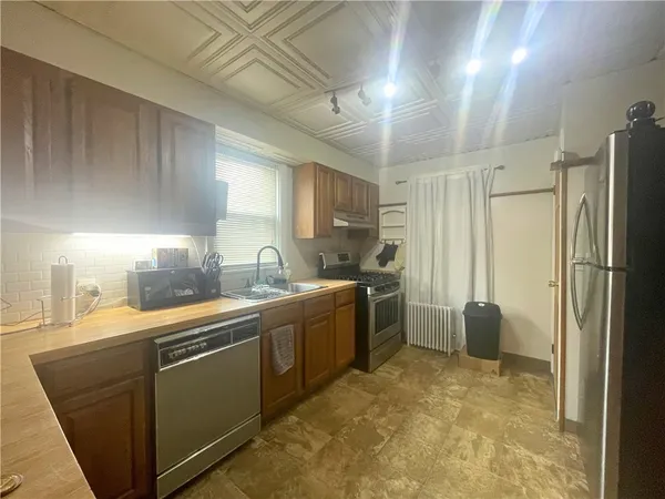 $2,300 | 1005 Narragansett Boulevard, Unit 1, Providence, RI 02905