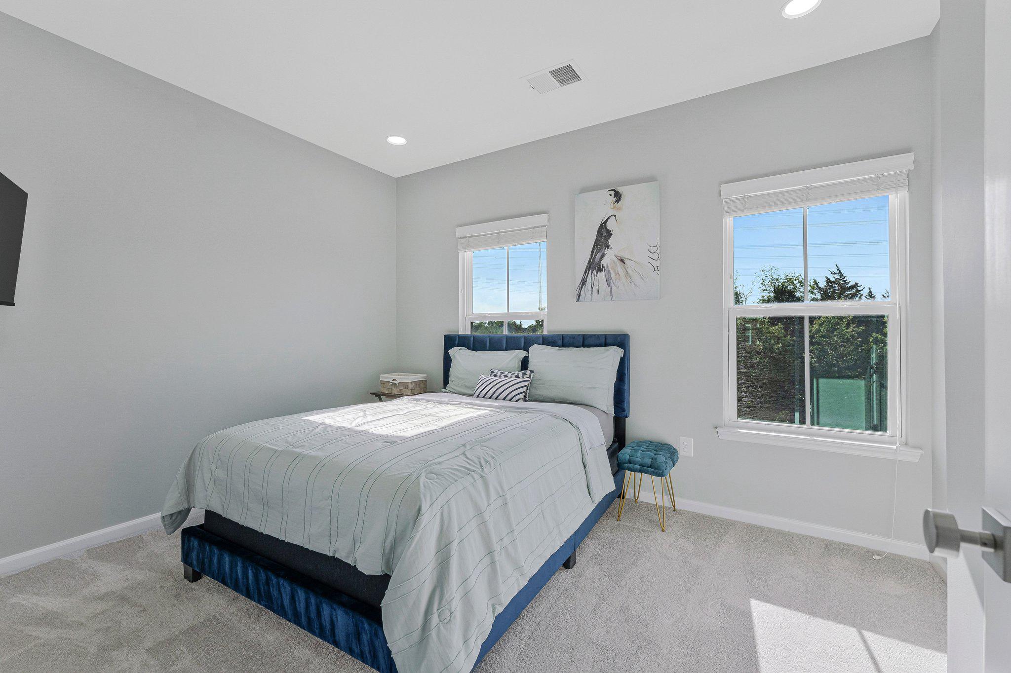 24977 Coats Square Aldie, VA 20105 - Photo 28 of 32 a bedroom with a bed and a window