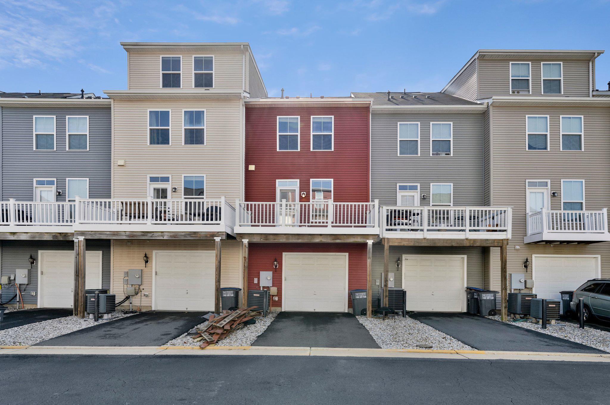 24977 Coats Square Aldie, VA 20105 - Photo 31 of 32 a large building with a view of balcony