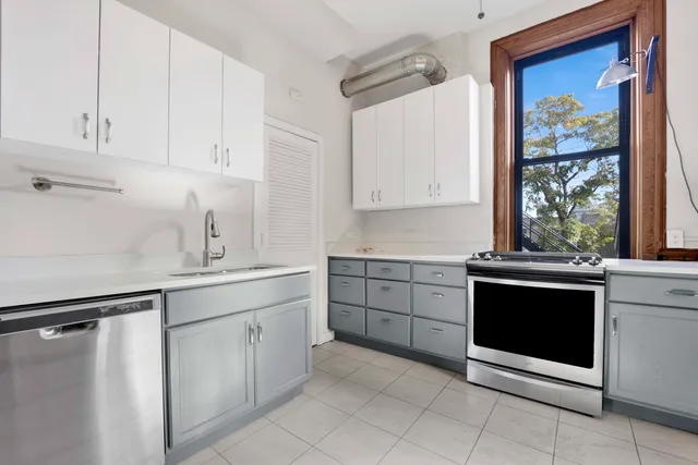 $2,995 | 825 West Armitage Avenue, Unit 3S, Chicago, IL 60614