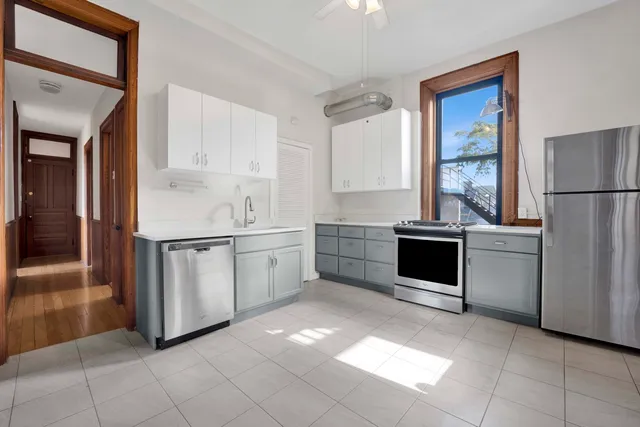 $2,995 | 825 West Armitage Avenue, Unit 3S, Chicago, IL 60614