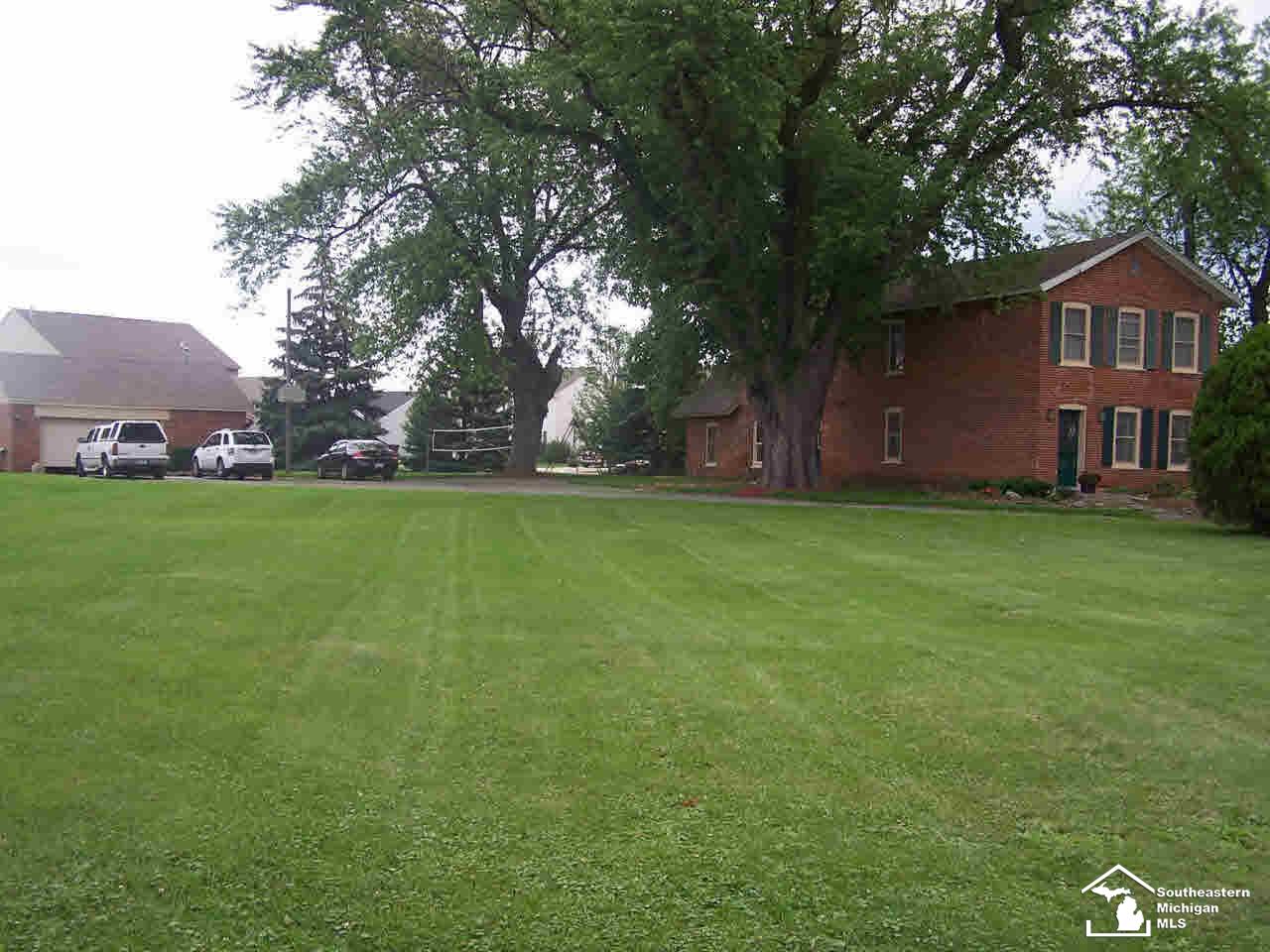 1816 Stewart Road Monroe, MI 48162 - Photo 2 of 24 side yard