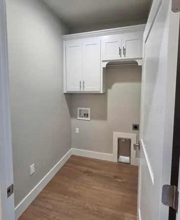 an empty room with windows and ceiling fan