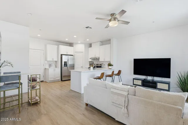 $1,999 | 7959 North 53rd Avenue, Unit 329, Glendale, AZ 85301