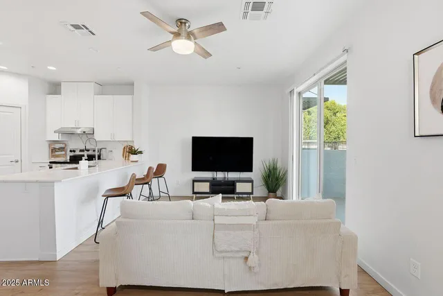 $1,999 | 7959 North 53rd Avenue, Unit 329, Glendale, AZ 85301