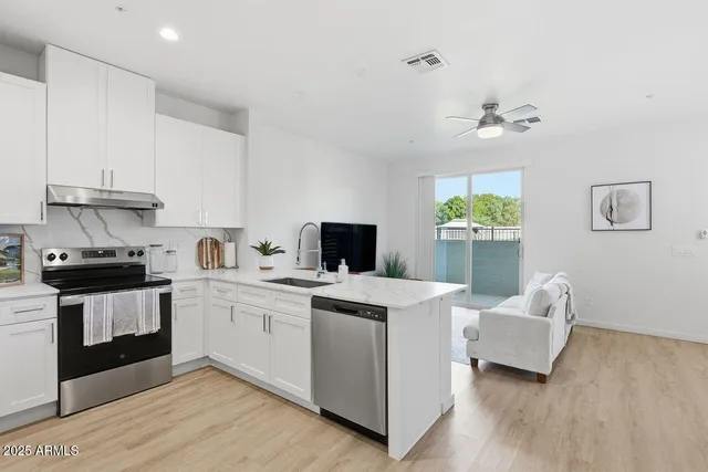 $1,999 | 7959 North 53rd Avenue, Unit 329, Glendale, AZ 85301