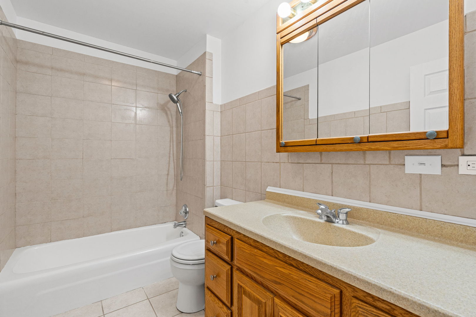 640 Murray Lane, Unit 111 Des Plaines, IL 60016 - Photo 11 of 19 a bathroom with a sink a toilet and bathtub