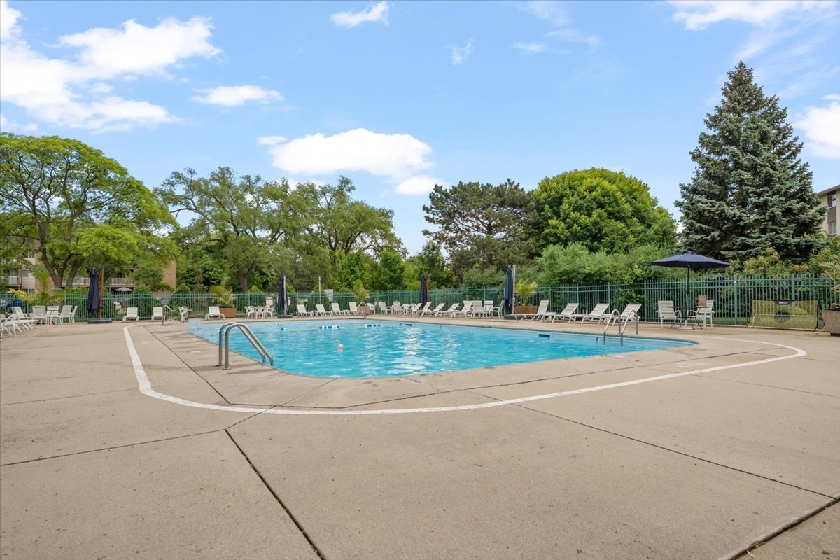 640 Murray Lane, Unit 111 Des Plaines, IL 60016 - Photo 18 of 19 a view of a basket ball ground