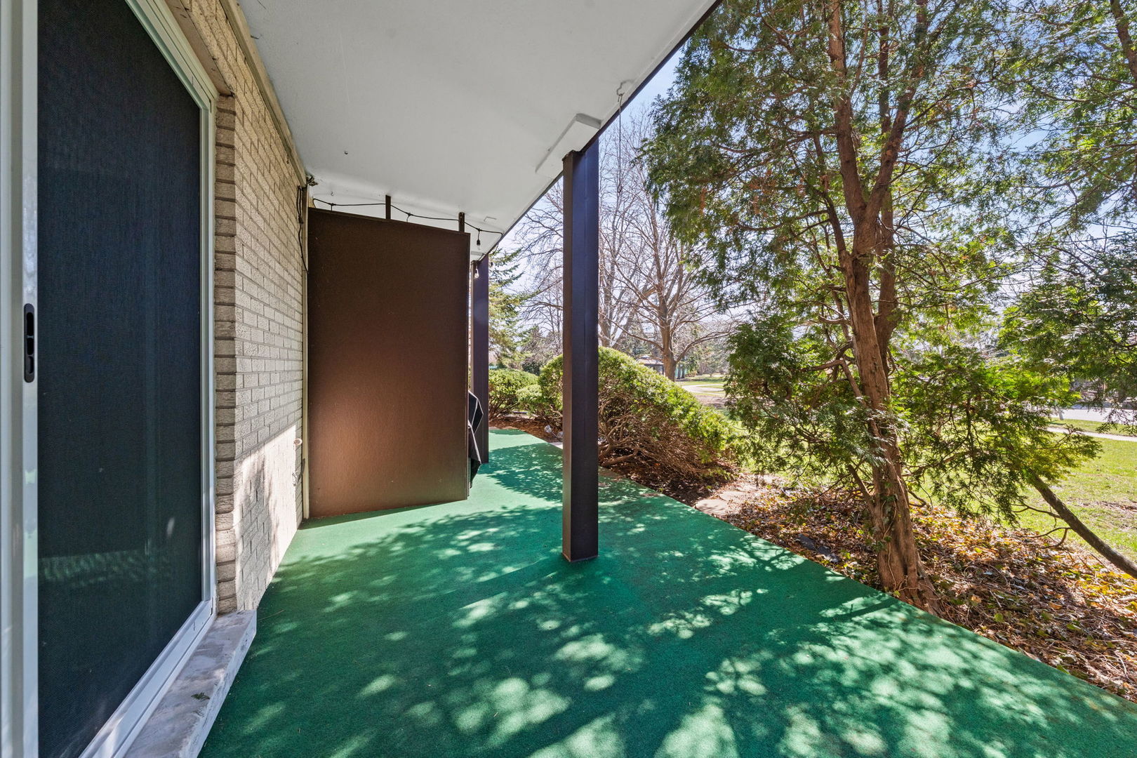 640 Murray Lane, Unit 111 Des Plaines, IL 60016 - Photo 8 of 19 a backyard of a house with lots of green space
