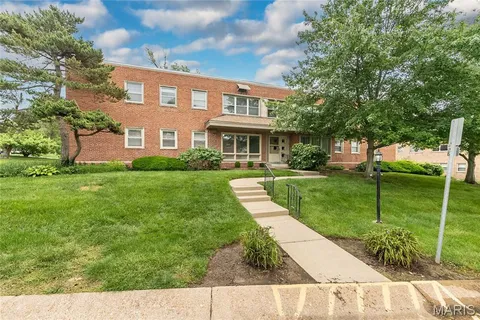 $190,000 | 5 Delcrest Court, Unit 204, University City, MO 63124
