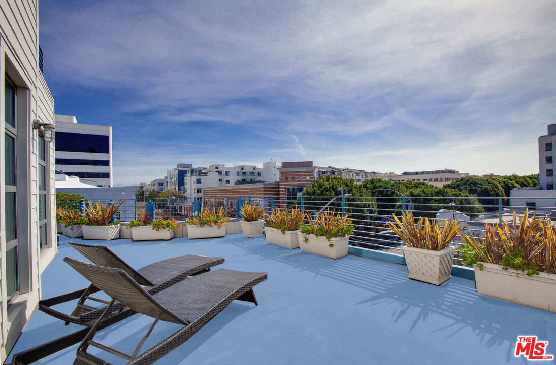 1358 4th Street, Unit A Santa Monica, CA 90401 - Photo 12 of 46 an outdoor sitting area with a table and chairs