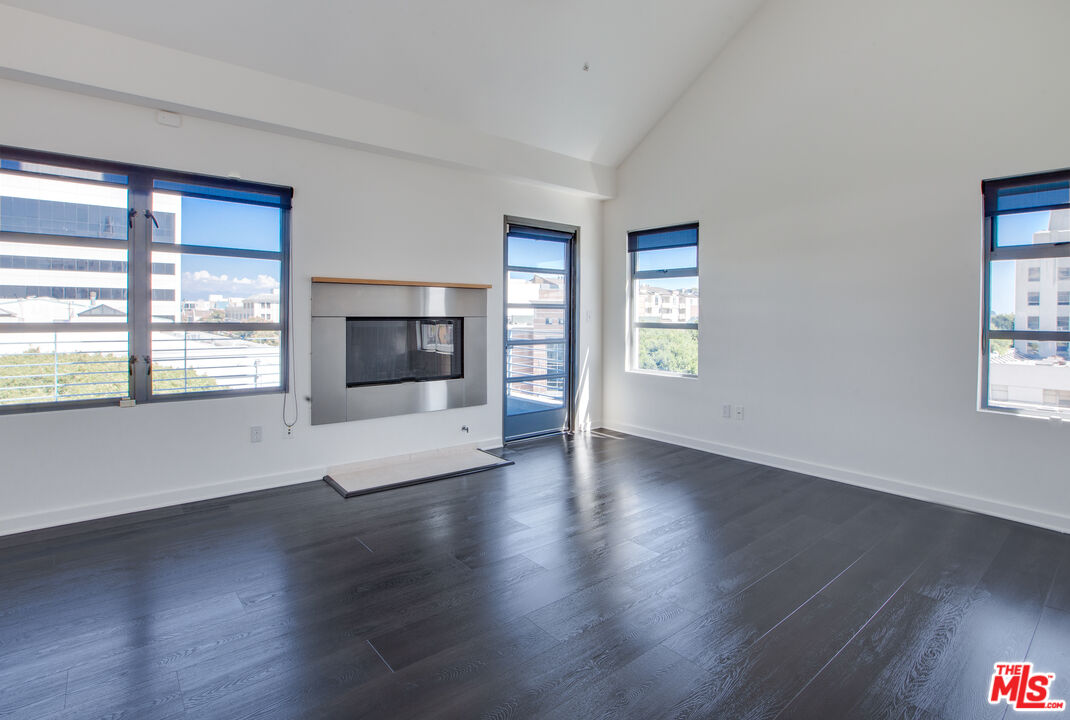 1358 4th Street, Unit A Santa Monica, CA 90401 - Photo 22 of 46 an empty room with wooden floor and windows
