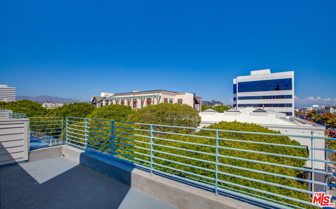 1358 4th Street, Unit A Santa Monica, CA 90401 - Photo 24 of 46 a view of a tennis court with sign on a street