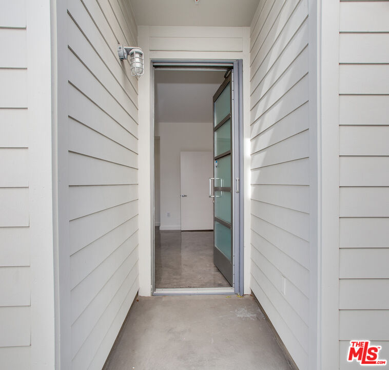 1358 4th Street, Unit A Santa Monica, CA 90401 - Photo 37 of 46 a view of front door
