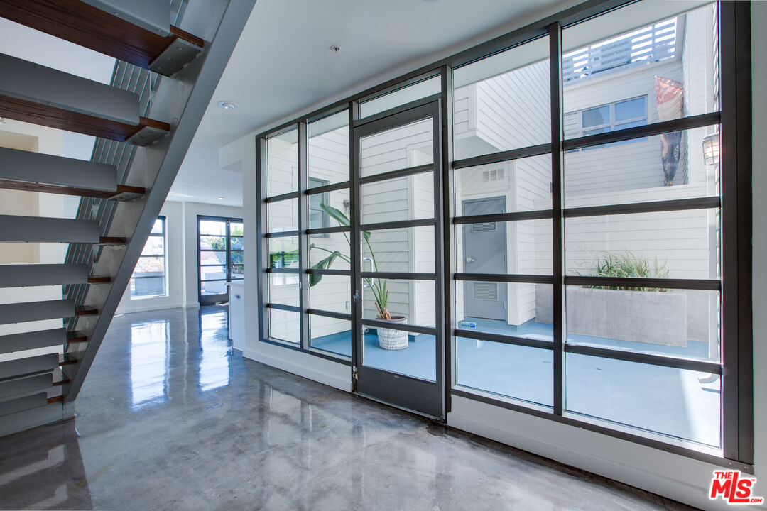 1358 4th Street, Unit A Santa Monica, CA 90401 - Photo 42 of 46 a view of an entryway