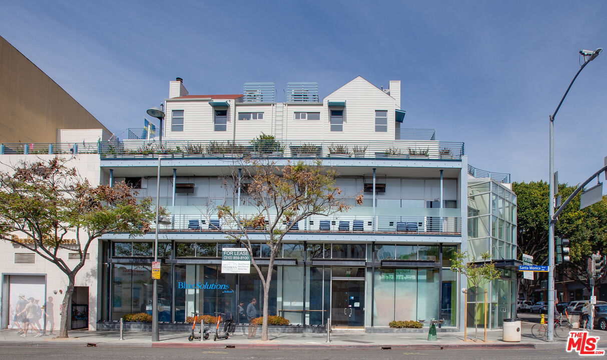 1358 4th Street, Unit A Santa Monica, CA 90401 - Photo 46 of 46 a view of a water fountain and a building