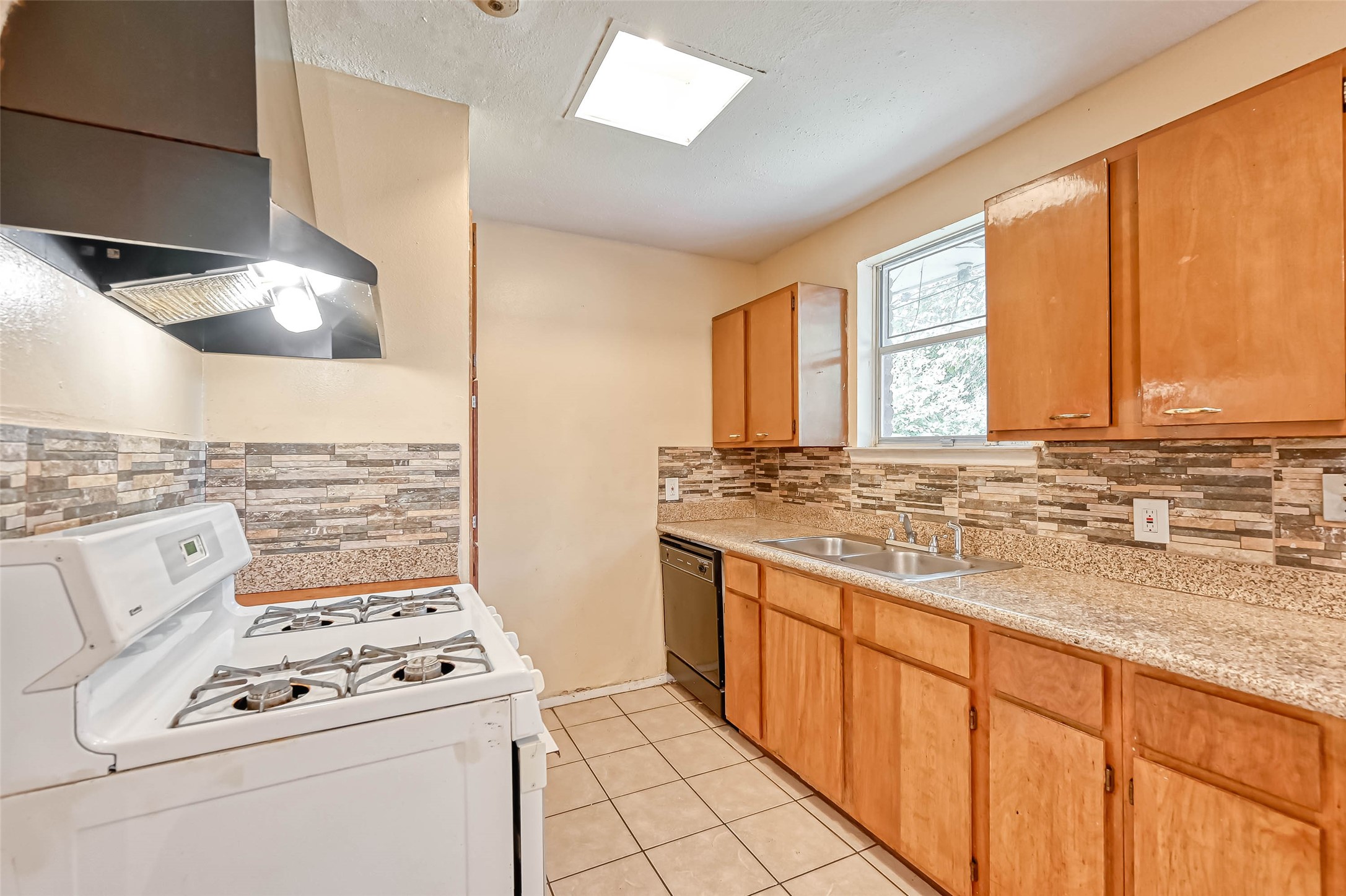 14427 Campden Hill Road Houston, TX 77045 - Photo 4 of 12
