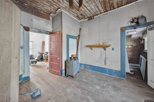 a view of a livingroom with entry way