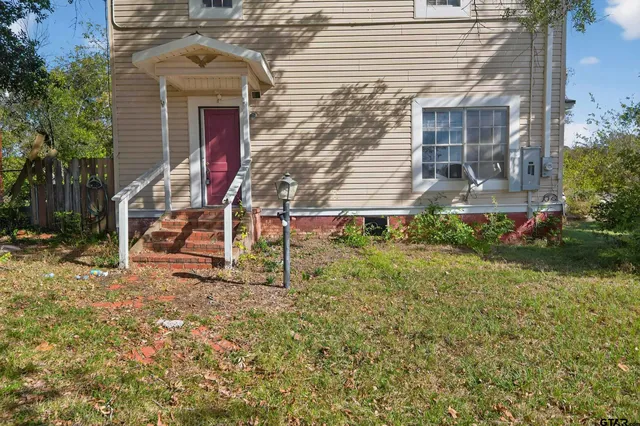 a view of a house with backyard