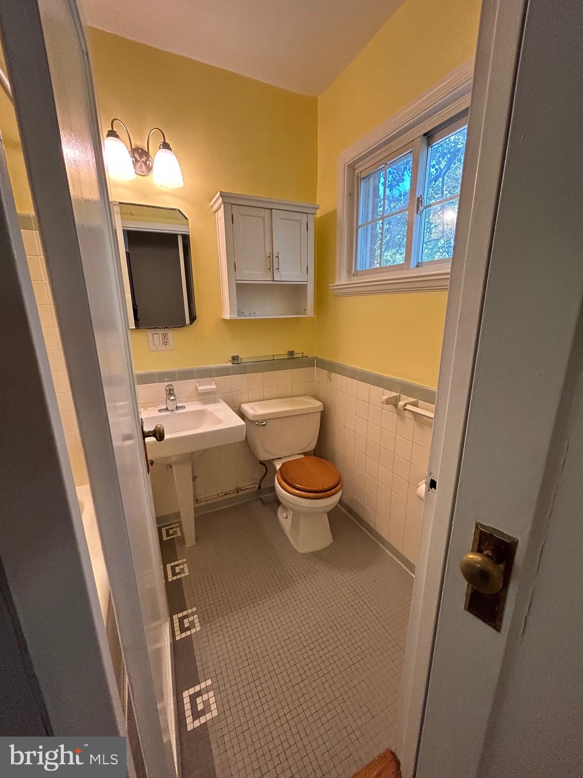 3318 Coryell Lane Alexandria, VA 22302 - Photo 16 of 29 a bathroom with a toilet sink and mirror
