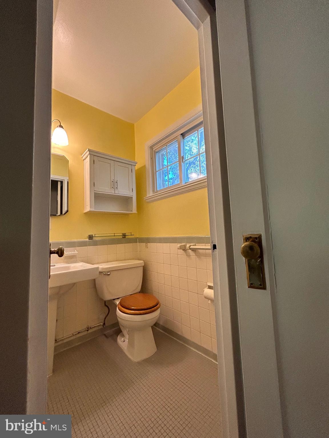 3318 Coryell Lane Alexandria, VA 22302 - Photo 23 of 29 a bathroom with a sink toilet and shower