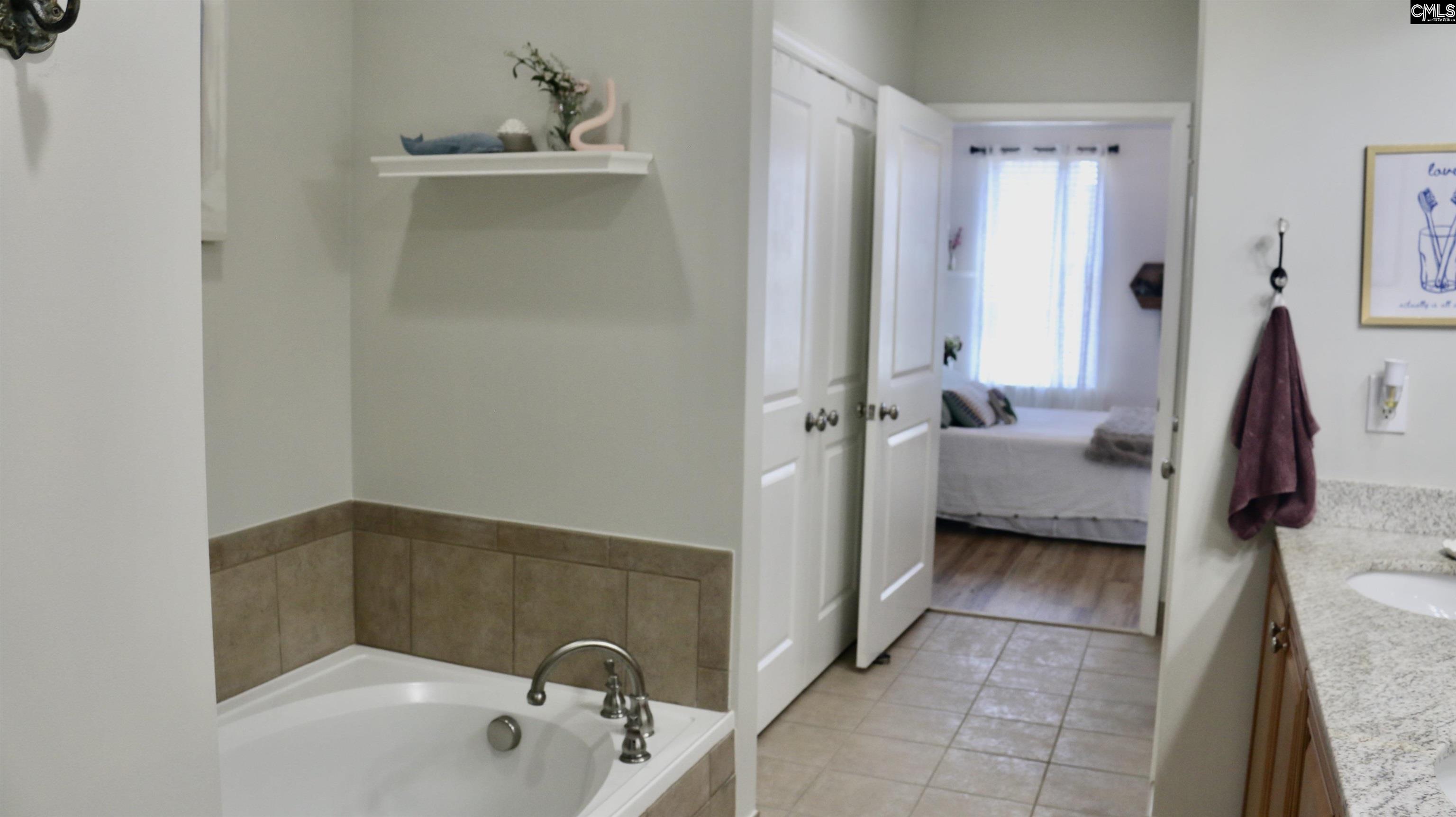 601 Main Street, Unit 323 Columbia, SC 29201 - Photo 35 of 68 a en suite bathroom with a sink and a tub
