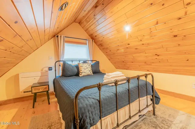 $699,500 | 126 Lakeview Lane, Mayfield, NY 12117