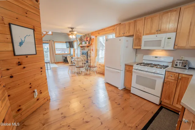 $699,500 | 126 Lakeview Lane, Mayfield, NY 12117