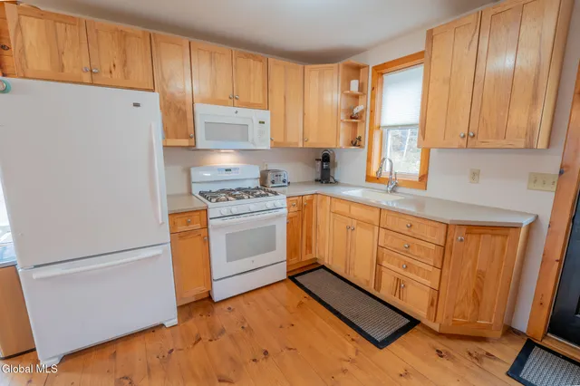 $699,500 | 126 Lakeview Lane, Mayfield, NY 12117