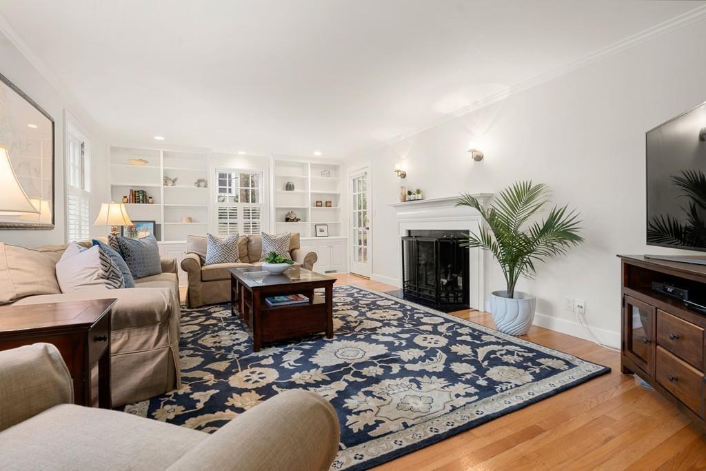 24 Northgate Road Wellesley, MA 02481 - Photo 3 of 20
