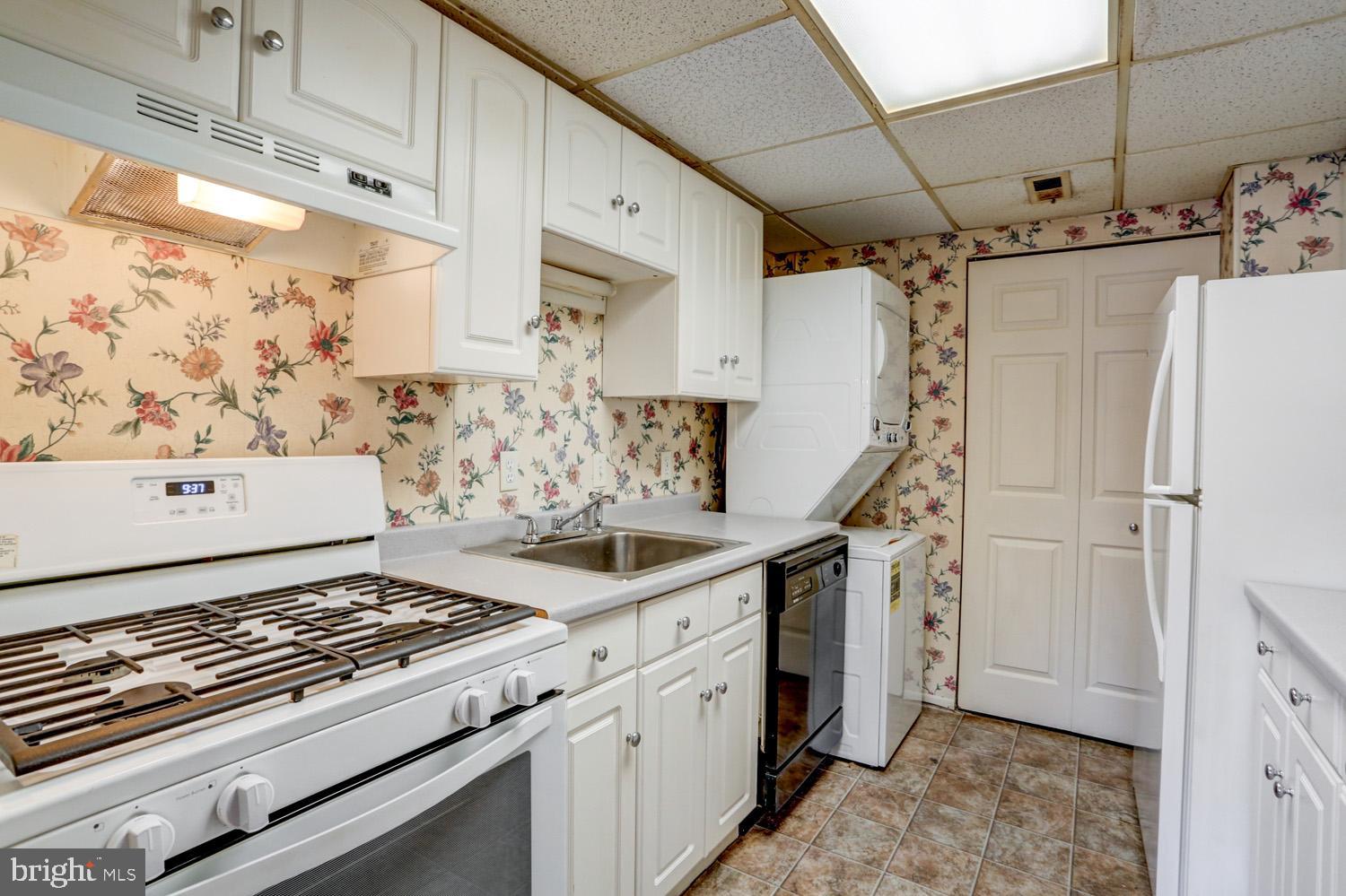 2904 State Hill Road Wyomissing, PA 19610 - Photo 9 of 28 Stove new in 2018