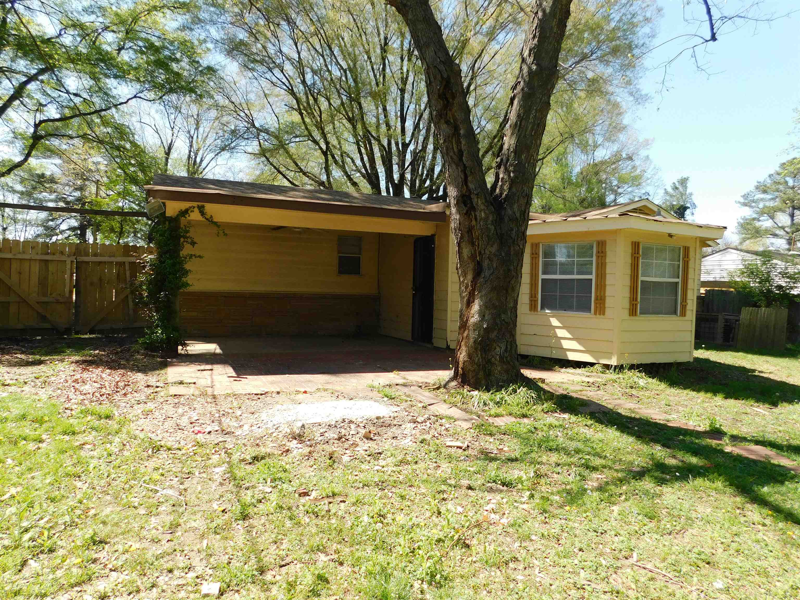 5588 Loch Lomond Road Memphis, TN 38116 - Photo 2 of 16 a view of a backyard of the house