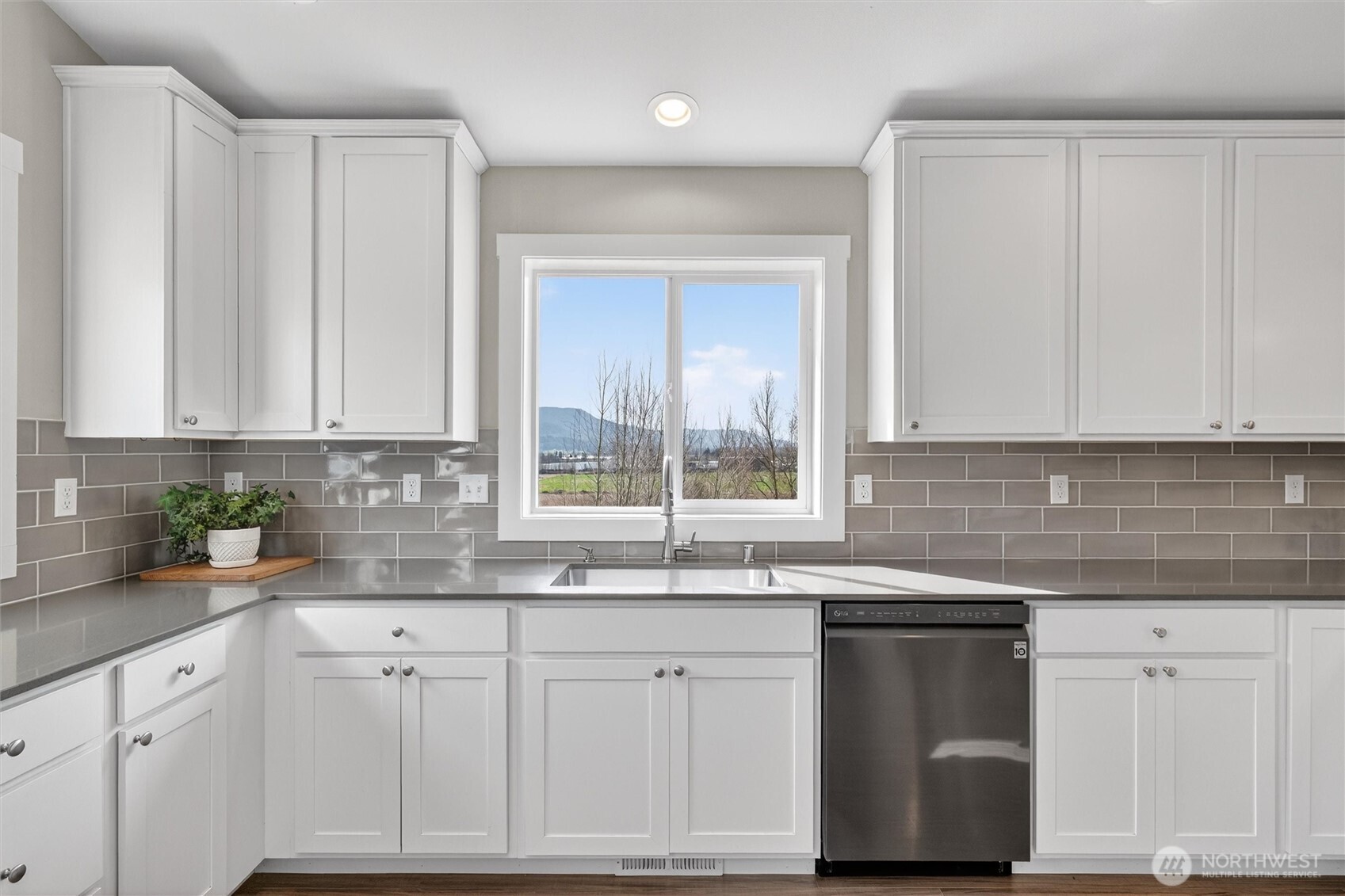 125 Ridgeview Street Sumas, WA 98295 - Photo 15 of 40 a kitchen with granite countertop white cabinets and a sink